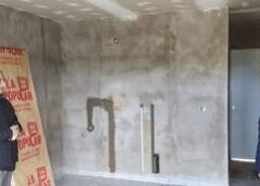 El intendente Juan Carlos  Chalde visitó la obra de construcción de 8 viviendas del FOMUVI en Coronel Dorrego