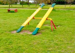 Tareas de mantenimiento en los juegos del Vivero Parque Municipal de Coronel Dorrego