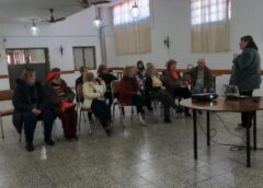 Personas mayores de Oriente participaron de un taller sobre uso de celulares y prevención de estafas